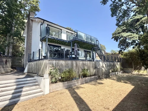 Detached House Photo 4