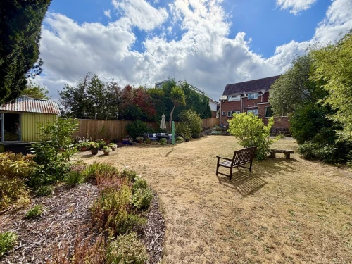 Detached House Photo 4