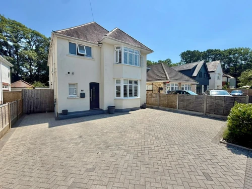 Detached House Photo 4