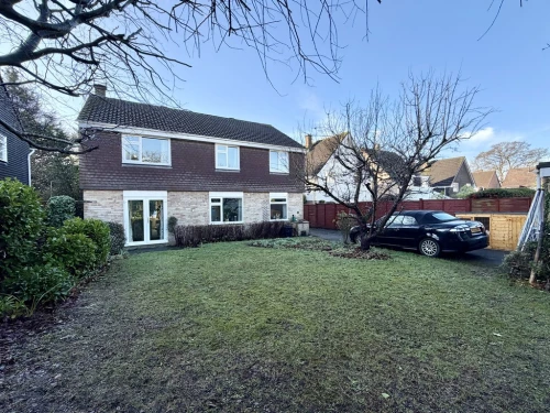 Detached House Photo 4