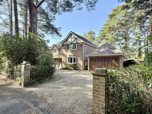Detached House Photo 2