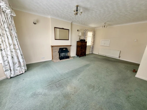 Detached Bungalow Photo 3