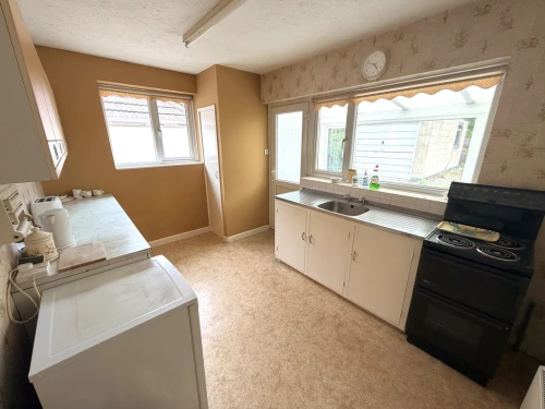 Detached Bungalow Photo 3