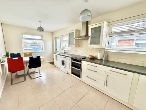 Detached Bungalow Photo 3