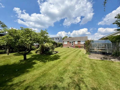 Detached Bungalow Photo 4