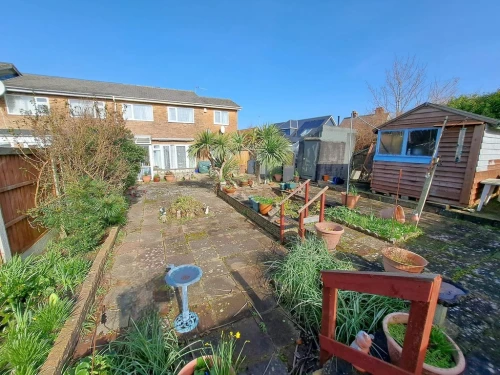 End Terraced House Photo 4