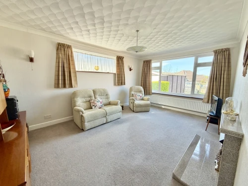 Detached Bungalow Photo 2