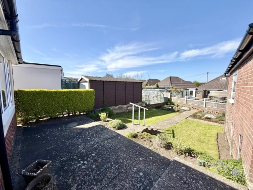 Detached Bungalow Photo 4