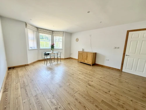 Detached Bungalow Photo 3