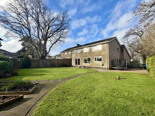 Detached House Photo 4