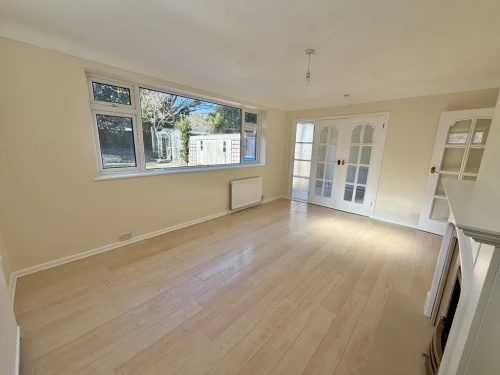 Detached Bungalow Photo 4