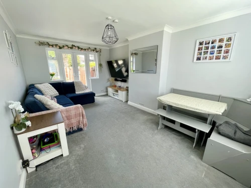 Semi-Detached House Photo 4