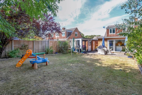 Semi-Detached House Photo 4
