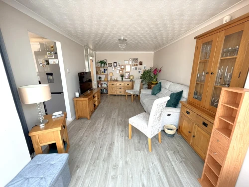 Semi-Detached Bungalow Photo 2