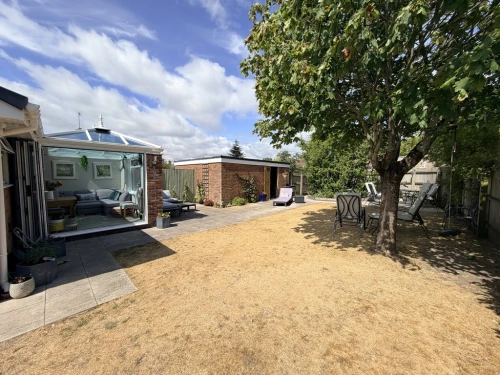 Semi-Detached Bungalow Photo 4