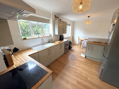 Semi-Detached House Photo 3