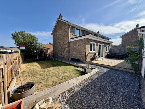 Semi-Detached House Photo 4