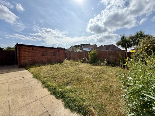 Detached Bungalow Photo 2