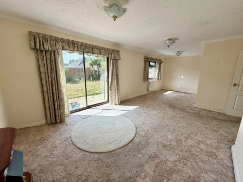 Detached Bungalow Photo 4