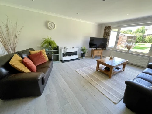 Detached Bungalow Photo 2